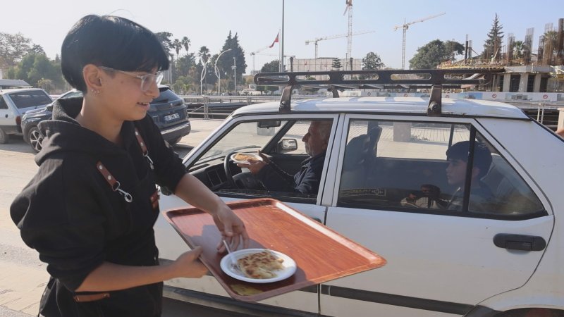 Apo GENCER Vatandaşlara Künefe Dağıttı  Sosyal medya fenomeni, takipçi sayısının 500 binin üzerine çıkmasını vatandaşlara künefe dağıtarak kutladı HATAY (İHA) - Hatay'da yaşayan sosyal medya fenomeni Abdullah Gencer, takipçi sayısının 500 binin üzerine çıkmasını vatandaşlara künefe dağıtarak kutladı. Gencer’in künefe ikramı vatandaşlar tarafından takdirle karşılandı. Antakya ilçesinde yaşayan ve sosyal medyada binlerce takipçisi bulunan Abdullah Gencer, depremin yıktığı memleketinde çektiği görüntüler ve yaptığı paylaşımlarla hemşehrilerine moral oluyor. Tebessüm ettiren görüntüleriyle Türkiye’nin bir çok noktasından takipçisi bulunan Gencer, sosyal medyada 500 bin takipçinin üzerine çıktı. Sosyal medya fenomeni Gencer, 500 bin takipçinin üzerine çıktığı için künefe ustası Nuri İmren tarafından özenle hazırlanan Hatay’ın tescilli lezzetini vatandaşlara ücretsiz olarak dağıttı. Kent meydanı Köprübaşı mevkiinde 250 porsiyon künefeyi vatandaşlara dağıtan Gencer, davranışıysa takdir topladı ve memnuniyetle karşılandı. “Buradaki insanlara 250 porsiyon künefe dağıttık” Vatandaşlara 250 porsiyon künefe dağıtan fenomen Gencer, “Sosyal medyada 507 bin takipçiye ulaştık. Takipçilerim hepsi organiktir. Buradaki insanlara 250 porsiyon künefe dağıttık. İnsanların tepkileri iyiydi. Bu etkinliğin duyurusunu sosyal medya hesabımda yapmıştım. Künefe dağıtılacağını söylemiştim. İnsanlar burada toplanmıştı. Trafikte geçen araçları durdurup sürücülere verdik. Hatay'ımızın künefesi meşhur olduğu için künefeden yola çıktık ve insanlara dağıttık” ifadelerini kullandı. Künefe ustası Nuri İmren, Hatay'ın eşsiz lezzetini vatandaşlara tattırdıklarını dile getirerek herkesi künefenin tadına bakmaya davet etti.