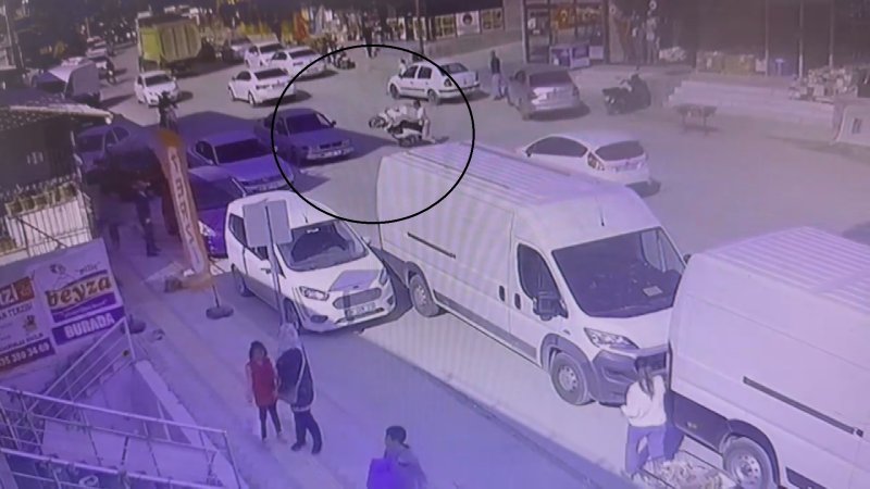 Şov uğruna canını hiçe sayan motosikletli, kaza yapınca arkasına bakmadan kaçtı o anlar kamerada