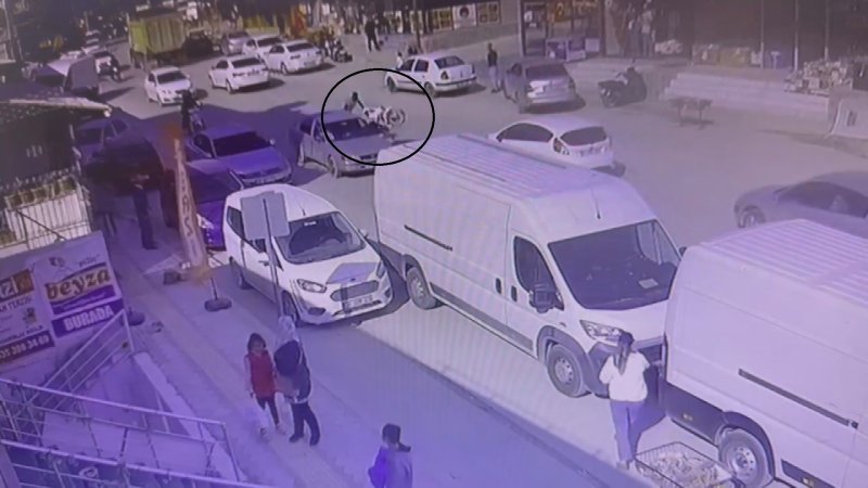 Şov uğruna canını hiçe sayan motosikletli, kaza yapınca arkasına bakmadan kaçtı o anlar kamerada