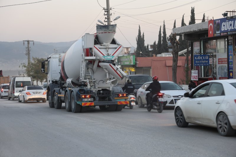 Şov uğruna canını hiçe sayan motosikletli, kaza yapınca arkasına bakmadan kaçtı o anlar kamerada