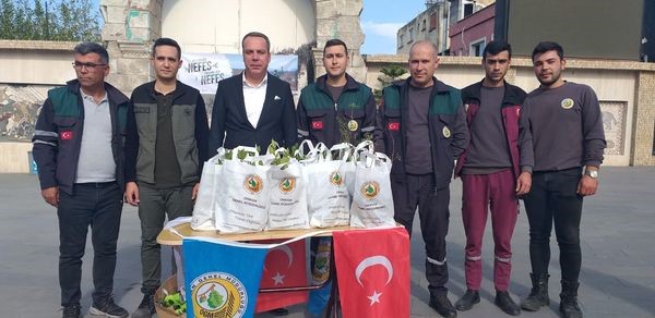 Erzin’de vatandaşlara fidan dağıtıldı