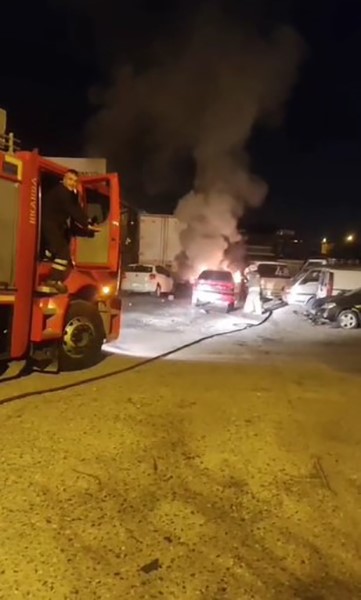 Park halindeki otomobil alevlere teslim oldu