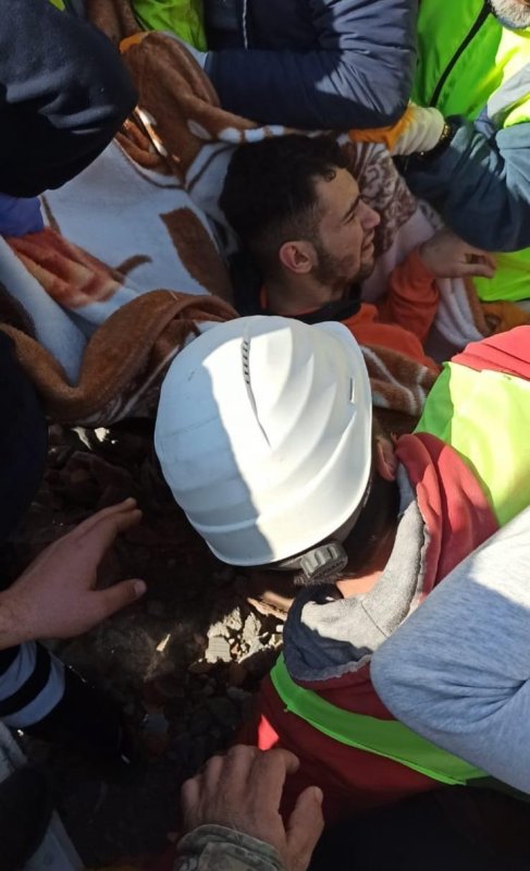 Annesine ve kız kardeşine mezar olan binanın enkazından 4 gün sonra çıkarılan genç hayata tutundu