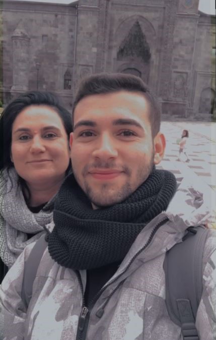 Annesine ve kız kardeşine mezar olan binanın enkazından 4 gün sonra çıkarılan genç hayata tutundu