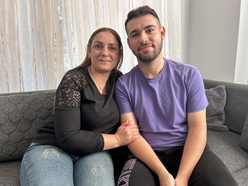 Annesine ve kız kardeşine mezar olan binanın enkazından 4 gün sonra çıkarılan genç hayata tutundu