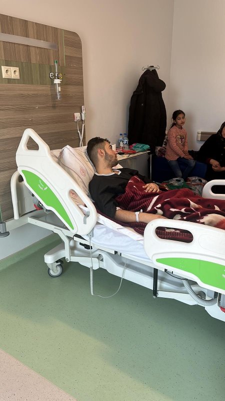 Annesine ve kız kardeşine mezar olan binanın enkazından 4 gün sonra çıkarılan genç hayata tutundu