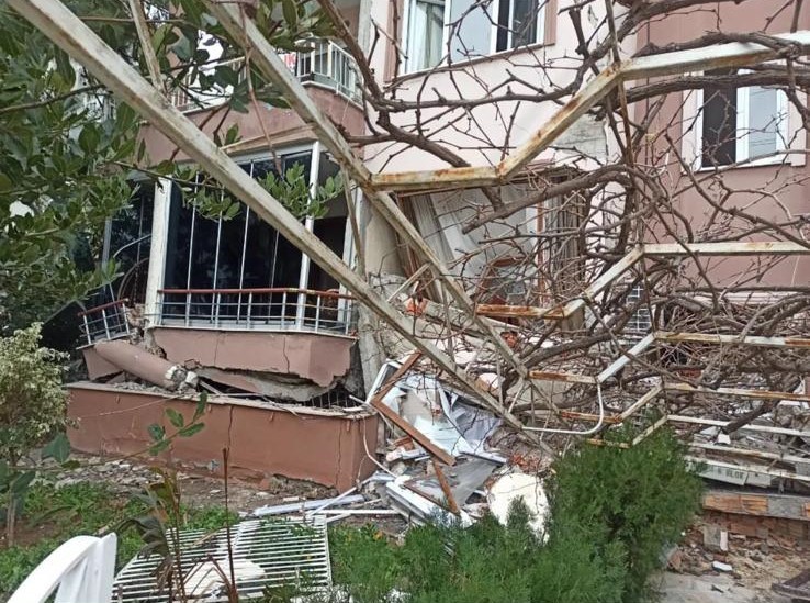 Annesine ve kız kardeşine mezar olan binanın enkazından 4 gün sonra çıkarılan genç hayata tutundu