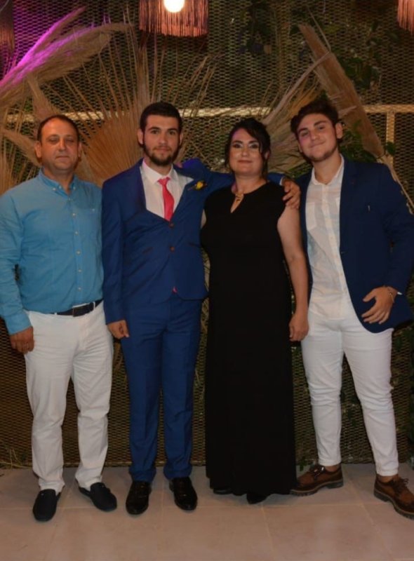 Annesine ve kız kardeşine mezar olan binanın enkazından 4 gün sonra çıkarılan genç hayata tutundu