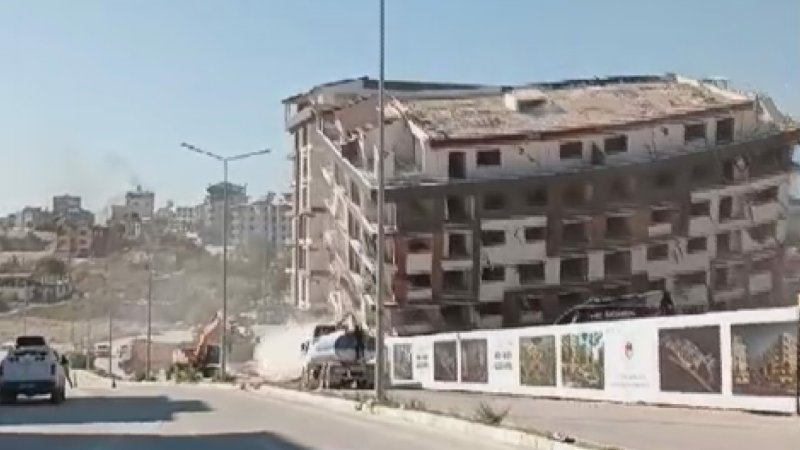 Hatay'da ağır hasarlı 9 katlı binalar iş makinesinin dokunuşuyla yerle bir oldu