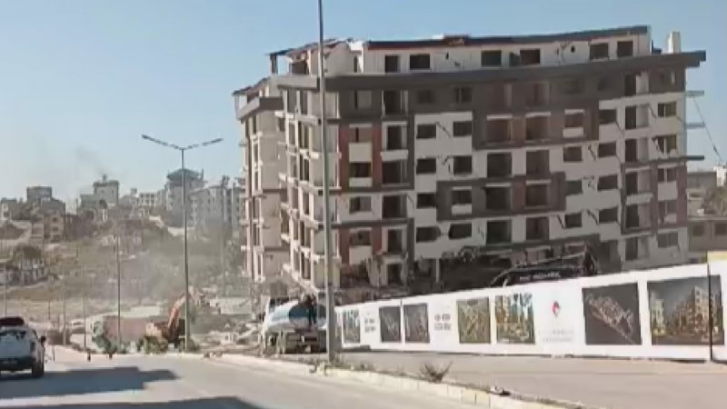Hatay'da ağır hasarlı 9 katlı binalar iş makinesinin dokunuşuyla yerle bir oldu
