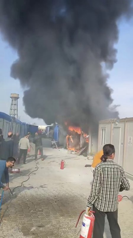 Depremzedeleri korkutan yangın, konteynerler alevlere teslim oldu