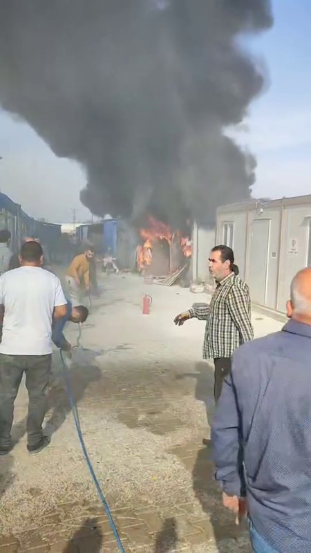 Depremzedeleri korkutan yangın, konteynerler alevlere teslim oldu