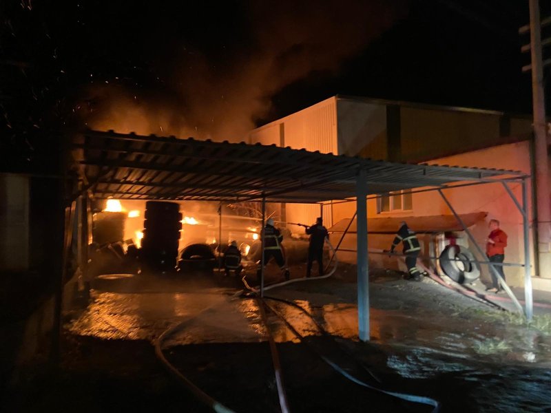 Hatay'da lastikçide yangın: Alevler geceyi aydınlattı