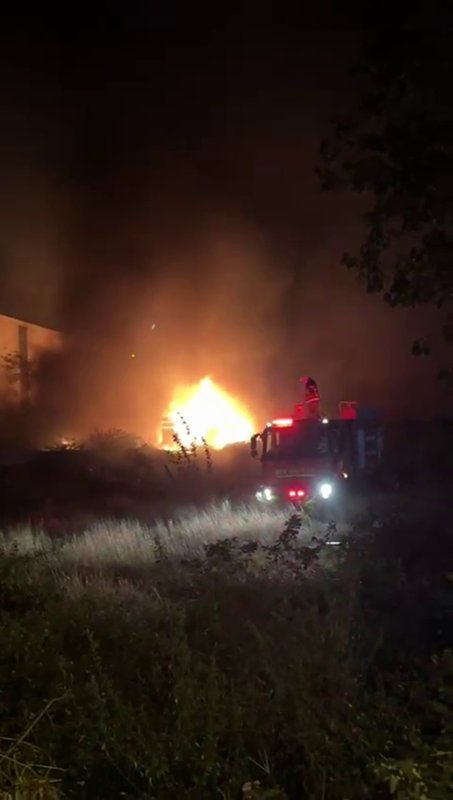 Hatay'da lastikçide yangın: Alevler geceyi aydınlattı