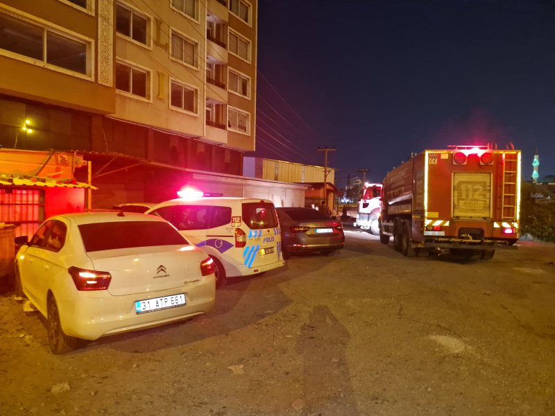 Hatay'da lastikçide yangın: Alevler geceyi aydınlattı