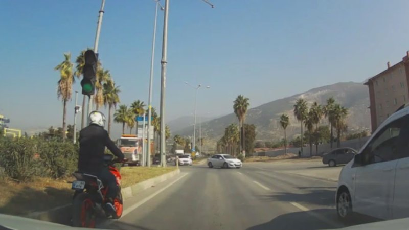 Motosikletlinin yarışa başlarcasına ön kaldırarak hız yaptığı anlar kamerada