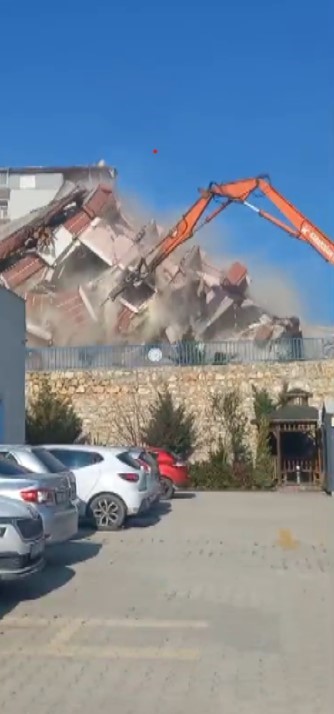 5 katlı bina iş makinesinin darbesiyle yerle bir oldu