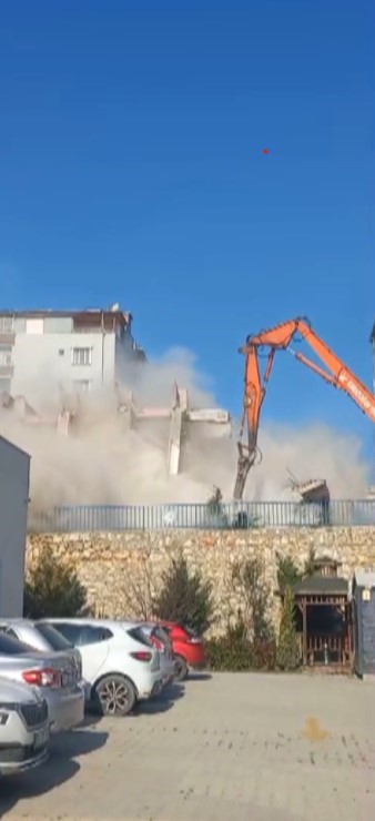 5 katlı bina iş makinesinin darbesiyle yerle bir oldu