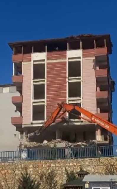 5 katlı bina iş makinesinin darbesiyle yerle bir oldu