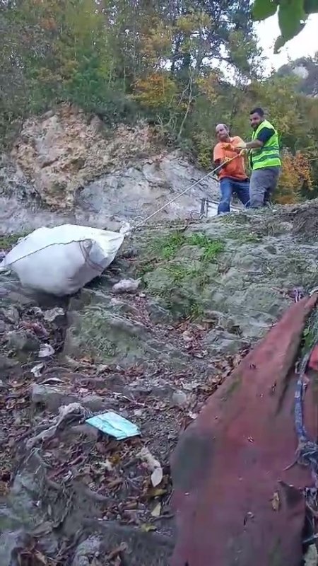 Yaylada vadiye atılan torbalarca çöp zorlu şartlarda toplandı