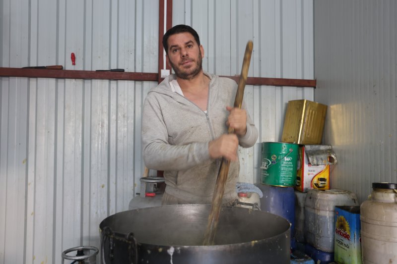 Kara kazan, asırlardır aynı yöntemlerle üretilen zeytinyağlı defne sabunu için kaynıyor