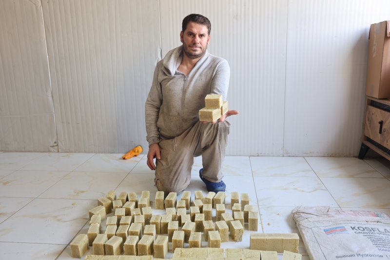 Kara kazan, asırlardır aynı yöntemlerle üretilen zeytinyağlı defne sabunu için kaynıyor