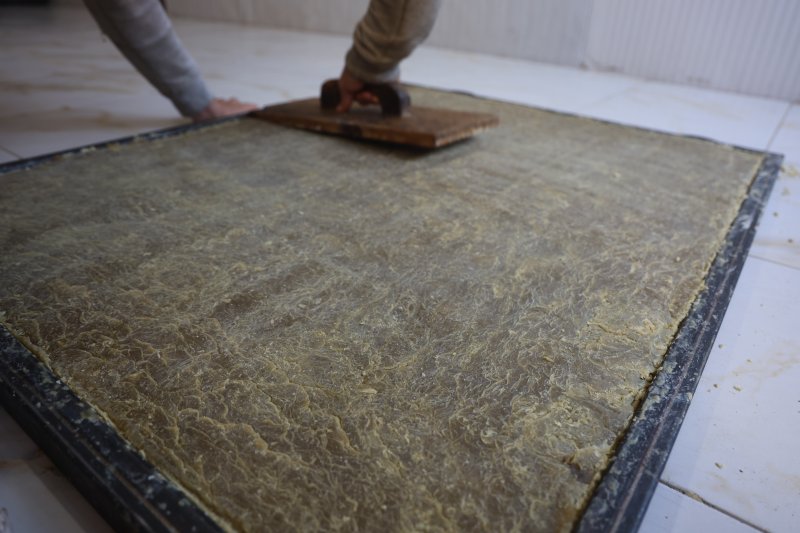 Kara kazan, asırlardır aynı yöntemlerle üretilen zeytinyağlı defne sabunu için kaynıyor