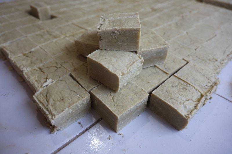 Kara kazan, asırlardır aynı yöntemlerle üretilen zeytinyağlı defne sabunu için kaynıyor