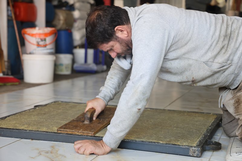 Kara kazan, asırlardır aynı yöntemlerle üretilen zeytinyağlı defne sabunu için kaynıyor