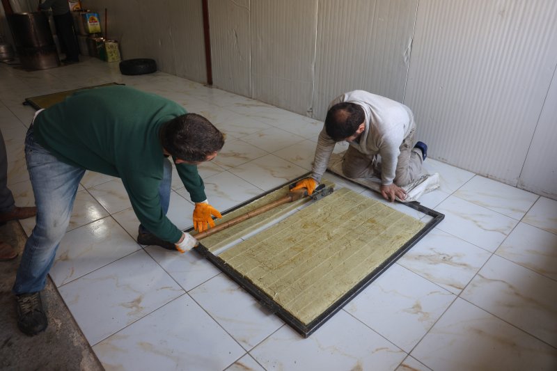 Kara kazan, asırlardır aynı yöntemlerle üretilen zeytinyağlı defne sabunu için kaynıyor