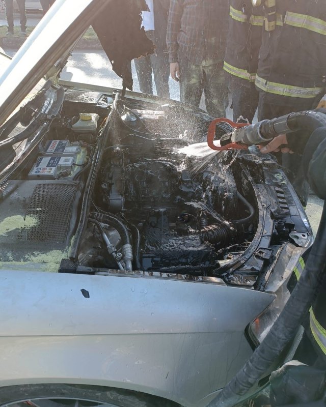 Motor kısmı alevlere teslim olan araçta hasar oluştu