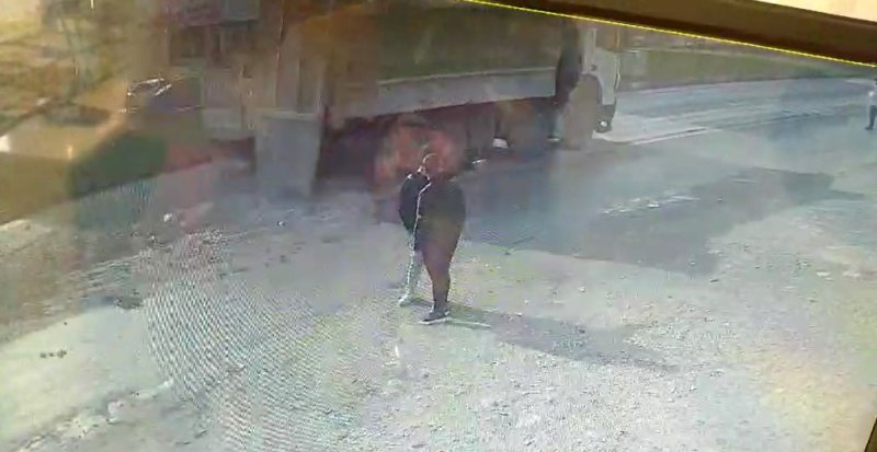 Hatay'da Kamyondan Molozlar Yola Döküldü