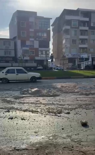 Hatay'da Kamyondan Molozlar Yola Döküldü