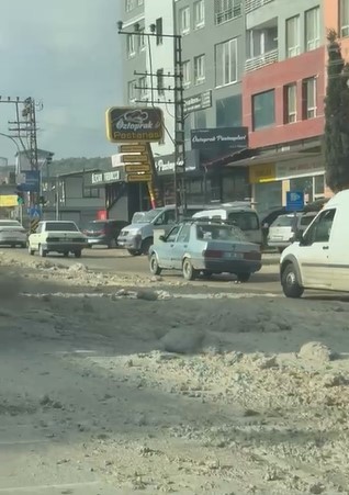 Hatay'da Kamyondan Molozlar Yola Döküldü