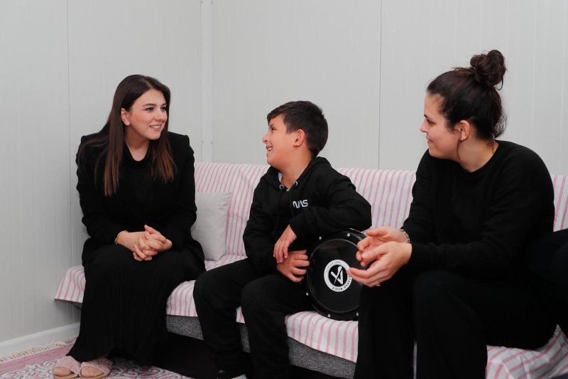 Darbuka hayaline kavuşan depremzede çocuk ilk performansıyla mest etti