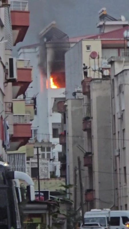 Apartman dairesinde yangın: 2 kişi dumandan etkilendi (Fotoğraflı) Esma Kural - Ferit Savaş HATAY (İHA) - Hatay'ın Dörtyol ilçesinde bir apartman dairesinde çıkan yangında dumandan etkilenen karı ve koca hastanede tedavi altına alındı. Hatay'ın Dörtyol ilçesi Sanayi Mahallesi'nde bulunan 5 katlı apartmanın 4. katındaki daire bilinmeyen nedenle yangın çıktı. İhbar üzerine bölgeye itfaiye ekipleri sevk edildi. Ekipler ve çevredeki vatandaşlar, evde yaşayan Hasan A. ve eşi Gülsüm A.'yı kurtararak sağlık ekiplerine teslim etti. Olay yerindeki ilk müdahalenin ardından çift hastaneye kaldırıldı. Alevlere teslim olan dairedeki yangın itfaiye ekipleri tarafından söndürüldü. Evin alevlere teslim olduğu anlarsa anbean kameraya yansıdı.