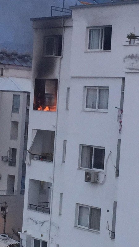 Apartman dairesinde yangın: 2 kişi dumandan etkilendi (Fotoğraflı) Esma Kural - Ferit Savaş HATAY (İHA) - Hatay'ın Dörtyol ilçesinde bir apartman dairesinde çıkan yangında dumandan etkilenen karı ve koca hastanede tedavi altına alındı. Hatay'ın Dörtyol ilçesi Sanayi Mahallesi'nde bulunan 5 katlı apartmanın 4. katındaki daire bilinmeyen nedenle yangın çıktı. İhbar üzerine bölgeye itfaiye ekipleri sevk edildi. Ekipler ve çevredeki vatandaşlar, evde yaşayan Hasan A. ve eşi Gülsüm A.'yı kurtararak sağlık ekiplerine teslim etti. Olay yerindeki ilk müdahalenin ardından çift hastaneye kaldırıldı. Alevlere teslim olan dairedeki yangın itfaiye ekipleri tarafından söndürüldü. Evin alevlere teslim olduğu anlarsa anbean kameraya yansıdı.