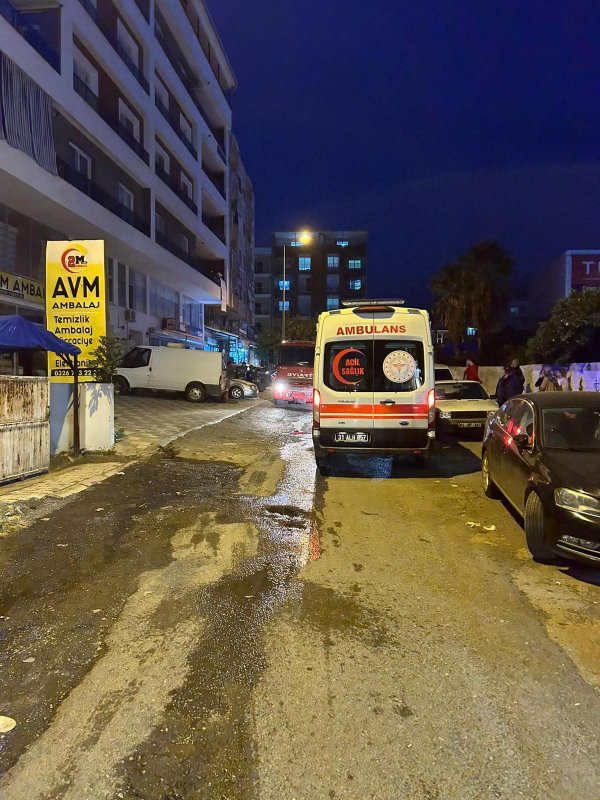 Apartman dairesinde yangın: 2 kişi dumandan etkilendi (Fotoğraflı) Esma Kural - Ferit Savaş HATAY (İHA) - Hatay'ın Dörtyol ilçesinde bir apartman dairesinde çıkan yangında dumandan etkilenen karı ve koca hastanede tedavi altına alındı. Hatay'ın Dörtyol ilçesi Sanayi Mahallesi'nde bulunan 5 katlı apartmanın 4. katındaki daire bilinmeyen nedenle yangın çıktı. İhbar üzerine bölgeye itfaiye ekipleri sevk edildi. Ekipler ve çevredeki vatandaşlar, evde yaşayan Hasan A. ve eşi Gülsüm A.'yı kurtararak sağlık ekiplerine teslim etti. Olay yerindeki ilk müdahalenin ardından çift hastaneye kaldırıldı. Alevlere teslim olan dairedeki yangın itfaiye ekipleri tarafından söndürüldü. Evin alevlere teslim olduğu anlarsa anbean kameraya yansıdı.