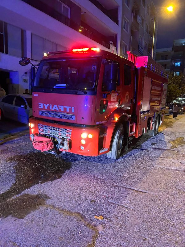 Apartman dairesinde yangın: 2 kişi dumandan etkilendi (Fotoğraflı) Esma Kural - Ferit Savaş HATAY (İHA) - Hatay'ın Dörtyol ilçesinde bir apartman dairesinde çıkan yangında dumandan etkilenen karı ve koca hastanede tedavi altına alındı. Hatay'ın Dörtyol ilçesi Sanayi Mahallesi'nde bulunan 5 katlı apartmanın 4. katındaki daire bilinmeyen nedenle yangın çıktı. İhbar üzerine bölgeye itfaiye ekipleri sevk edildi. Ekipler ve çevredeki vatandaşlar, evde yaşayan Hasan A. ve eşi Gülsüm A.'yı kurtararak sağlık ekiplerine teslim etti. Olay yerindeki ilk müdahalenin ardından çift hastaneye kaldırıldı. Alevlere teslim olan dairedeki yangın itfaiye ekipleri tarafından söndürüldü. Evin alevlere teslim olduğu anlarsa anbean kameraya yansıdı.