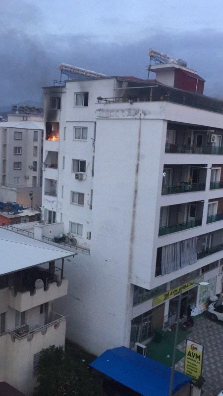 Apartman dairesinde yangın: 2 kişi dumandan etkilendi (Fotoğraflı) Esma Kural - Ferit Savaş HATAY (İHA) - Hatay'ın Dörtyol ilçesinde bir apartman dairesinde çıkan yangında dumandan etkilenen karı ve koca hastanede tedavi altına alındı. Hatay'ın Dörtyol ilçesi Sanayi Mahallesi'nde bulunan 5 katlı apartmanın 4. katındaki daire bilinmeyen nedenle yangın çıktı. İhbar üzerine bölgeye itfaiye ekipleri sevk edildi. Ekipler ve çevredeki vatandaşlar, evde yaşayan Hasan A. ve eşi Gülsüm A.'yı kurtararak sağlık ekiplerine teslim etti. Olay yerindeki ilk müdahalenin ardından çift hastaneye kaldırıldı. Alevlere teslim olan dairedeki yangın itfaiye ekipleri tarafından söndürüldü. Evin alevlere teslim olduğu anlarsa anbean kameraya yansıdı.