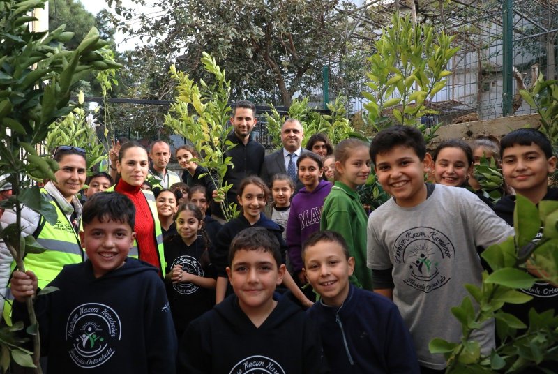 Öğrenciler, 5 bin narenciye fidanını toprakla buluşturdu