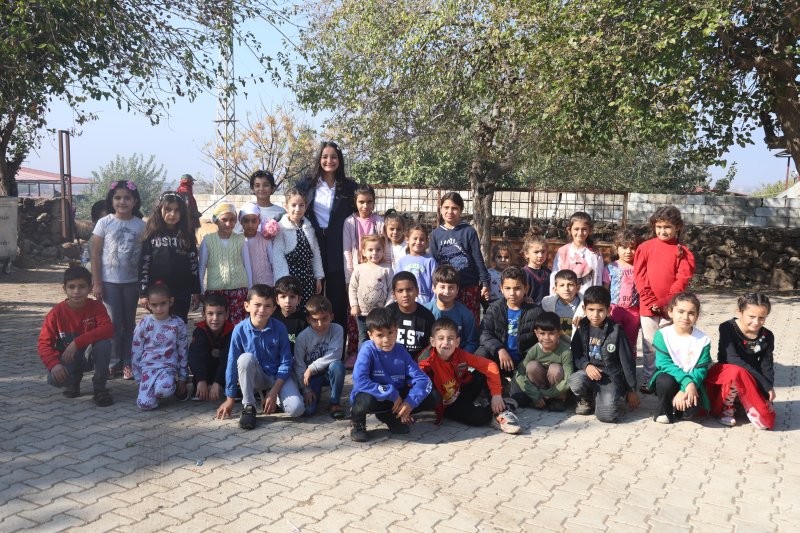 Öğrencilerine ödev olarak inek sağdıran ve kuzuları besleten Melahat öğretmenin öğrencilerinin 10 parmağında 10 marifet