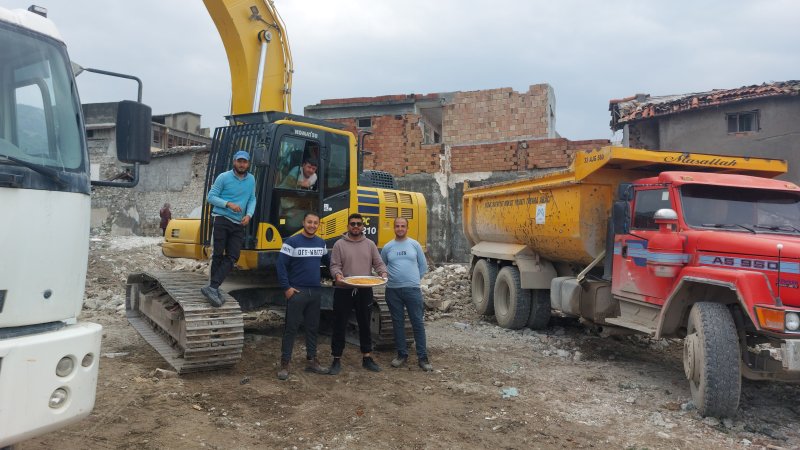 Kepçe Operatöründen Eğlenceli Künefe Gösterisi