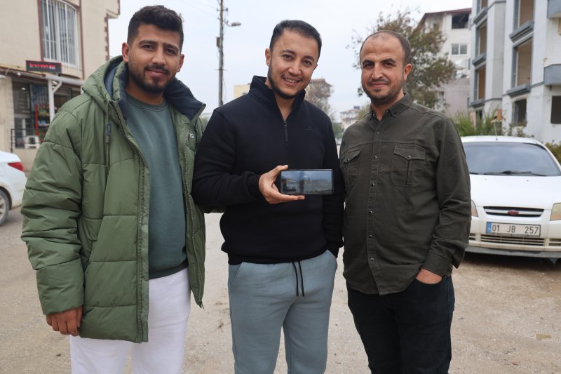  Kepçenin kovasında künefe çeviren operatörün o anları ilgi odağı oldu - Mehmet Topal: "O kadar künefe yedim ve çevirdim ama bu unutulmaz bir an oldu" (Fotoğraflı) Ramazan İlın HATAY (İHA) - Hatay'da kepçe operatörü Mehmet Topal'ın ekskavatörün kovasının üzerinde tescilli lezzet künefeye takla attırdığı anlar sosyal medyada ilgi odağı oldu. Antakya ilçesinde 32 yaşındaki kepçe operatörü Mehmet Topal, hasarlı binalarının yıkımını gerçekleştiren bir yıkım ekibinde mesai yapıyor. İl dışından Hatay'a gelen arkadaşlarına tescilli lezzet künefeyi tattırmak isteyen Topal, künefeye ekskavatörün kovasının üzerinde takla attırdı. Topal'ın sosyal medyada paylaşılan anları ilgi odağı olurken arkadaşlarına da moral oldu. “O kadar künefe yedim ve çevirdim ama bu unutulmaz bir an oldu” Ekskavatörün kovasının üzerinde künefeyi çevirmeyi başaran Mehmet Topal, “Künefeyi her zaman yapan ve seven biriyimdir. O gün de iş arkadaşlarıma yapmak istedim. Başka şehirden gelen arkadaşlarımıza orijinal Hatay künefesi yedirmek istedim. Künefeyi iş yerinde yaptık. Arkadaşlarımıza közde künefe yedirdik. Künefeyi ekskavatörün üstünde atma fikri de kuzenimden geldi. Biraz eğlence katalım dedi. Bu enkaz yığınların arasında bize moral olsun istedik. Künefeyi ekskavatörün üzerindeyken atarak çevirdik. O kadar künefe yedim ve çevirdim ama bu unutulmaz bir an oldu. Atamasaydım rezil olurdum ama çok şükür şimdiye kadar atamadığımız olmadı. Güzel de oldu. ekskavatör üzerinde de farklılık oldu ve iyi ki de oldu” dedi. “Bize renk kattı ve güzel enerji oldu” Kuzeninin yaptığı davranışla ortama neşe kattığını söyleyen Muhammed Topal, “Bu defa farklı bir şeyler olsun ve ortama neşe katalım dedim. Onu da ekskavatörün üzerinde denedik ve güzel de oldu. Künefeyi parçalanmadan çevirdik. Bize renk kattı ve güzel enerji oldu. Hatay'ımızın meşhur künefesinin tadı da güzeldi” ifadelerini kullandı.