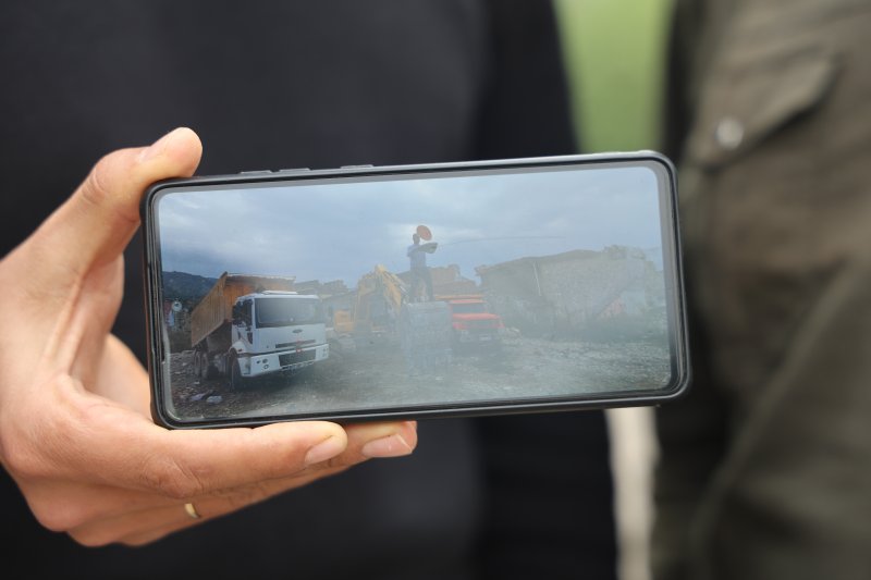  Kepçenin kovasında künefe çeviren operatörün o anları ilgi odağı oldu - Mehmet Topal: "O kadar künefe yedim ve çevirdim ama bu unutulmaz bir an oldu" (Fotoğraflı) Ramazan İlın HATAY (İHA) - Hatay'da kepçe operatörü Mehmet Topal'ın ekskavatörün kovasının üzerinde tescilli lezzet künefeye takla attırdığı anlar sosyal medyada ilgi odağı oldu. Antakya ilçesinde 32 yaşındaki kepçe operatörü Mehmet Topal, hasarlı binalarının yıkımını gerçekleştiren bir yıkım ekibinde mesai yapıyor. İl dışından Hatay'a gelen arkadaşlarına tescilli lezzet künefeyi tattırmak isteyen Topal, künefeye ekskavatörün kovasının üzerinde takla attırdı. Topal'ın sosyal medyada paylaşılan anları ilgi odağı olurken arkadaşlarına da moral oldu. “O kadar künefe yedim ve çevirdim ama bu unutulmaz bir an oldu” Ekskavatörün kovasının üzerinde künefeyi çevirmeyi başaran Mehmet Topal, “Künefeyi her zaman yapan ve seven biriyimdir. O gün de iş arkadaşlarıma yapmak istedim. Başka şehirden gelen arkadaşlarımıza orijinal Hatay künefesi yedirmek istedim. Künefeyi iş yerinde yaptık. Arkadaşlarımıza közde künefe yedirdik. Künefeyi ekskavatörün üstünde atma fikri de kuzenimden geldi. Biraz eğlence katalım dedi. Bu enkaz yığınların arasında bize moral olsun istedik. Künefeyi ekskavatörün üzerindeyken atarak çevirdik. O kadar künefe yedim ve çevirdim ama bu unutulmaz bir an oldu. Atamasaydım rezil olurdum ama çok şükür şimdiye kadar atamadığımız olmadı. Güzel de oldu. ekskavatör üzerinde de farklılık oldu ve iyi ki de oldu” dedi. “Bize renk kattı ve güzel enerji oldu” Kuzeninin yaptığı davranışla ortama neşe kattığını söyleyen Muhammed Topal, “Bu defa farklı bir şeyler olsun ve ortama neşe katalım dedim. Onu da ekskavatörün üzerinde denedik ve güzel de oldu. Künefeyi parçalanmadan çevirdik. Bize renk kattı ve güzel enerji oldu. Hatay'ımızın meşhur künefesinin tadı da güzeldi” ifadelerini kullandı.