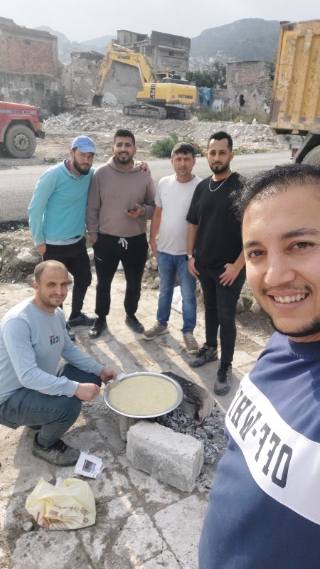  Kepçenin kovasında künefe çeviren operatörün o anları ilgi odağı oldu - Mehmet Topal: "O kadar künefe yedim ve çevirdim ama bu unutulmaz bir an oldu" (Fotoğraflı) Ramazan İlın HATAY (İHA) - Hatay'da kepçe operatörü Mehmet Topal'ın ekskavatörün kovasının üzerinde tescilli lezzet künefeye takla attırdığı anlar sosyal medyada ilgi odağı oldu. Antakya ilçesinde 32 yaşındaki kepçe operatörü Mehmet Topal, hasarlı binalarının yıkımını gerçekleştiren bir yıkım ekibinde mesai yapıyor. İl dışından Hatay'a gelen arkadaşlarına tescilli lezzet künefeyi tattırmak isteyen Topal, künefeye ekskavatörün kovasının üzerinde takla attırdı. Topal'ın sosyal medyada paylaşılan anları ilgi odağı olurken arkadaşlarına da moral oldu. “O kadar künefe yedim ve çevirdim ama bu unutulmaz bir an oldu” Ekskavatörün kovasının üzerinde künefeyi çevirmeyi başaran Mehmet Topal, “Künefeyi her zaman yapan ve seven biriyimdir. O gün de iş arkadaşlarıma yapmak istedim. Başka şehirden gelen arkadaşlarımıza orijinal Hatay künefesi yedirmek istedim. Künefeyi iş yerinde yaptık. Arkadaşlarımıza közde künefe yedirdik. Künefeyi ekskavatörün üstünde atma fikri de kuzenimden geldi. Biraz eğlence katalım dedi. Bu enkaz yığınların arasında bize moral olsun istedik. Künefeyi ekskavatörün üzerindeyken atarak çevirdik. O kadar künefe yedim ve çevirdim ama bu unutulmaz bir an oldu. Atamasaydım rezil olurdum ama çok şükür şimdiye kadar atamadığımız olmadı. Güzel de oldu. ekskavatör üzerinde de farklılık oldu ve iyi ki de oldu” dedi. “Bize renk kattı ve güzel enerji oldu” Kuzeninin yaptığı davranışla ortama neşe kattığını söyleyen Muhammed Topal, “Bu defa farklı bir şeyler olsun ve ortama neşe katalım dedim. Onu da ekskavatörün üzerinde denedik ve güzel de oldu. Künefeyi parçalanmadan çevirdik. Bize renk kattı ve güzel enerji oldu. Hatay'ımızın meşhur künefesinin tadı da güzeldi” ifadelerini kullandı.