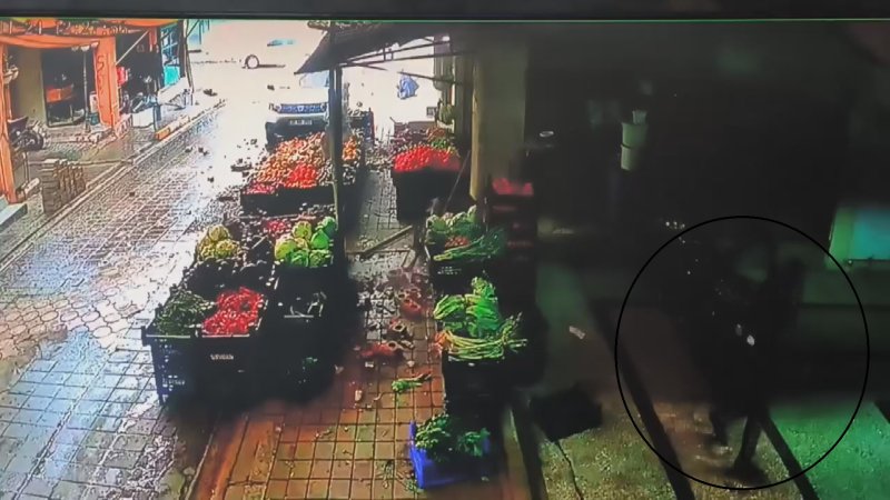 Reyhanlı'da Fırtına Manavın Çatısını Uçurdu