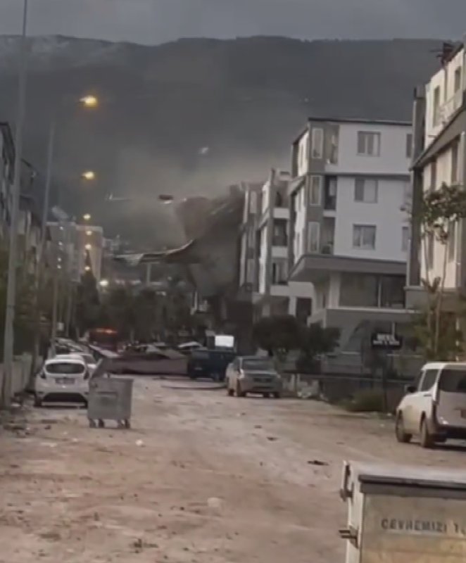  Fırtına binanın çatısını uçurdu, o anlar kamerada
