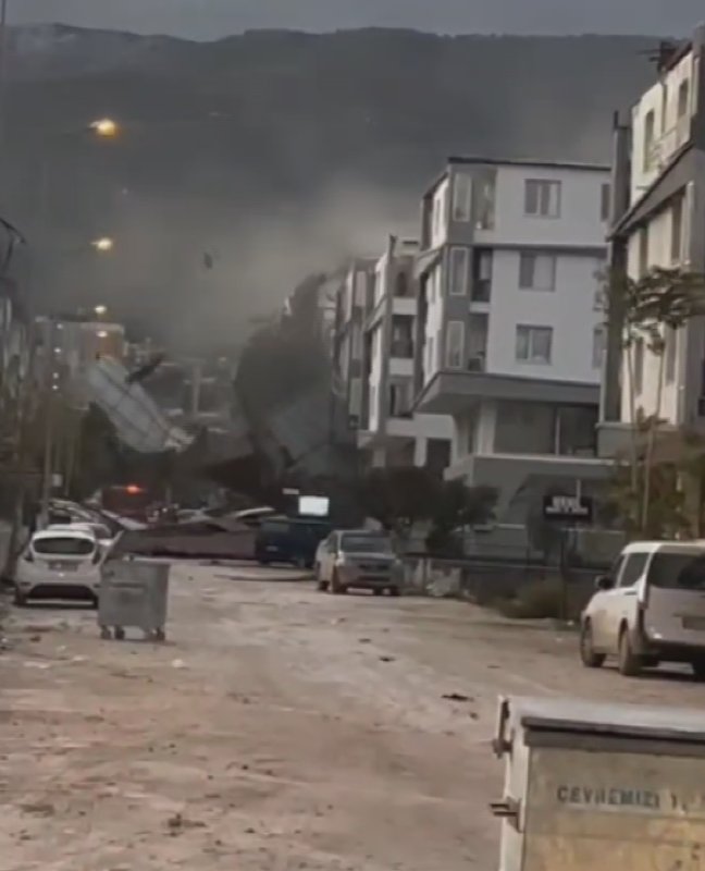  Fırtına binanın çatısını uçurdu, o anlar kamerada