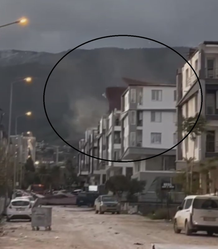  Fırtına binanın çatısını uçurdu, o anlar kamerada